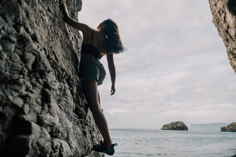体育女人攀<strong>爬</strong>岩石年轻的女人苗条的适合身体攀<strong>爬</strong>火山玄武岩洞穴美丽的海视图运动员女孩火车自然女人克服了困难攀<strong>爬</strong>路线