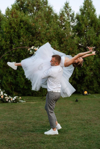 跳舞新郎新娘短婚礼衣服绿色草地
