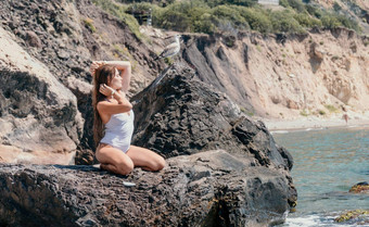 女人旅行海快乐旅游白色比基尼享受采取图片在户外记忆女人旅行者摆姿势海滩海包围火山山分享旅行冒险旅程