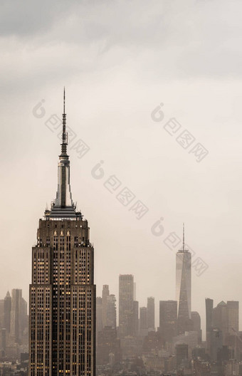 未来主义的视图摩天大楼塔光阴霾雾烟雾