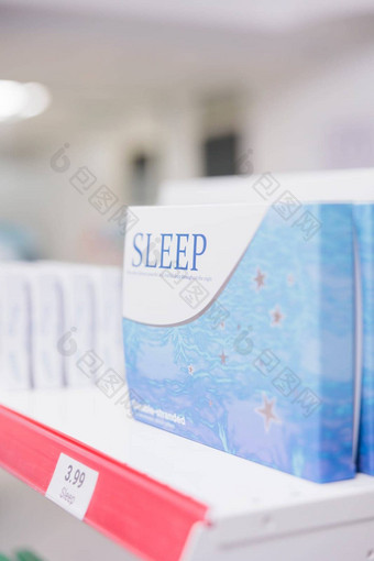 空医疗保健零售商店货架上完整的睡觉药片包现代医学