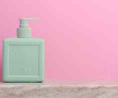 塑料肥皂自动售货机容器粉红色的背景化妆品