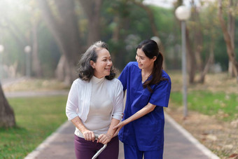 医疗保健护士物理治疗上了年纪的女人户外护士持有手上了年纪的女人走