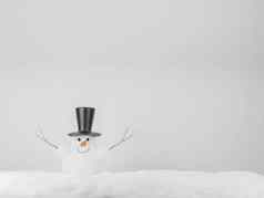 雪人呈现字符快乐的白色雪人针织他围巾卡通预展白色背景