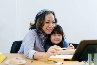 亚洲肖像孙子（外）孙女奶奶祖母（外）孙女幸福的加入活动增强技能孙子