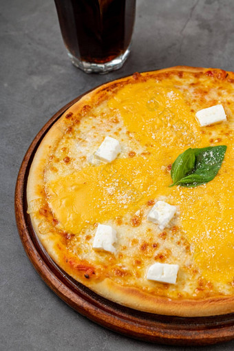意大利披萨奶酪很多马苏里拉奶酪切割董事会