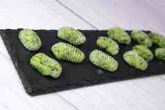 桩绿色菠菜饺子土豆秘鲁意大利食物自制的