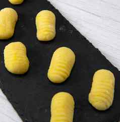 桩黄色的鸡蛋饺子gnocci土豆秘鲁意大利食物自制的