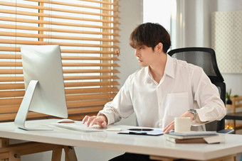 集中年轻的商人白色衬衫电脑监控回顾项目明亮的办公室室内