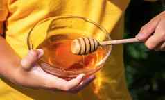 孩子吃蜂蜜花园透明的碗自然