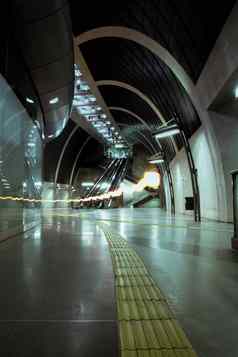 垂直拍摄光类似的小精灵地铁站科隆德国