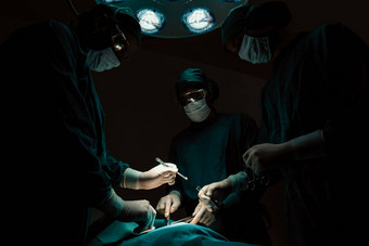外科手术团队执行手术病人无菌操作房间