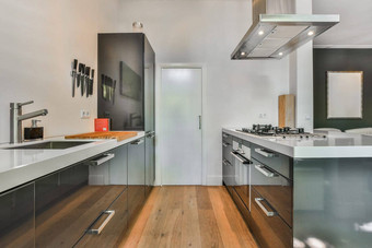 现代厨房不锈钢钢电器木地板