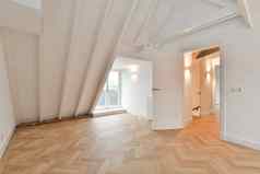 翻新生活房间白色墙木地板