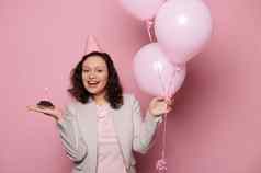有吸引力的魅力女人粉红色的节日他头持有生日蛋糕群气球微笑相机