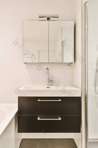 白色浴室水槽镜子
