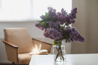 紫色的淡紫色玻璃花瓶表格舒适的生活房间春天分支机构盛开的淡紫色节日花束花春天首页室内装饰