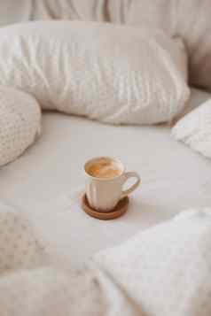 光舒适的卧室咖啡茶杯开放书床上春天生活早餐床上