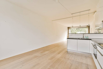 大厨房白色橱柜木地板上