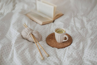 舒适的生活室内细节书茶杯针织针温暖的软床上甜蜜的首页