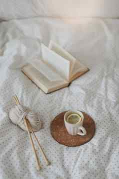 舒适的生活室内细节书茶杯针织针温暖的软床上甜蜜的首页