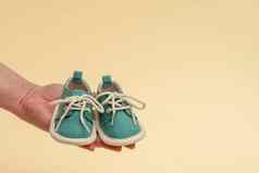 孩子们的鞋子女人的棕榈的想法母亲期望新生儿