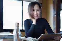 肖像十几岁的亚洲女人平板电脑电脑书研究在线视频会议木表格图书馆