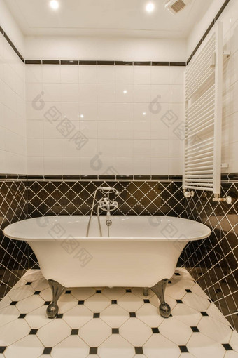 浴室浴缸黑色的白色瓷砖