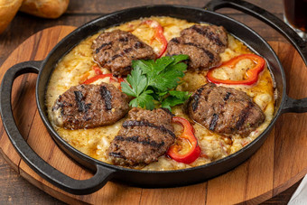 肉丸阿利纳齐克酱汁传统的土耳其肉丸茄子泥投铁长柄平底煎锅