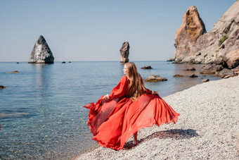 女人旅行海快乐旅游红色的衣服享受采取图片在户外记忆女人旅行者摆姿势岩石海湾包围火山山分享旅行冒险旅程