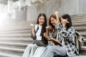 年轻的亚洲女人<strong>大学</strong>学生朋友在户外<strong>大学</strong>学生工作<strong>大学</strong>校园教育<strong>学校</strong>研究