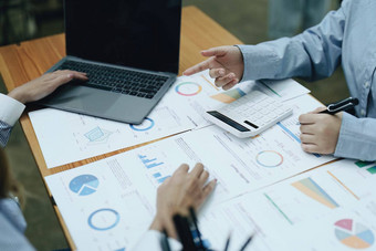 金融分析师分析业务报告计划投资项目企业会议讨论展示成功的团队合作市场营销计划电脑计算器工作
