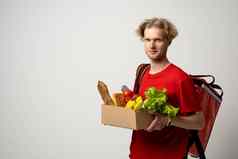 快乐交付男人。红色的统一的盒子完整的食品杂货白色背景表达交付食物交付在线购物概念
