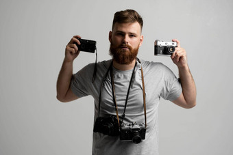 专业有胡子的摄影师持有群古董相机手肩膀