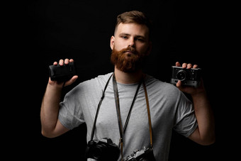 专业有胡子的摄影师持有群古董相机手肩膀