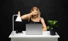 沮丧伤心强调抑郁女人感觉累了工作移动PC黑色的背景