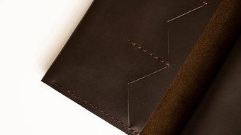 男人的手工制作的钱包白色<strong>表</strong>面钱包使真正的棕色（的）皮革白色背景配件但