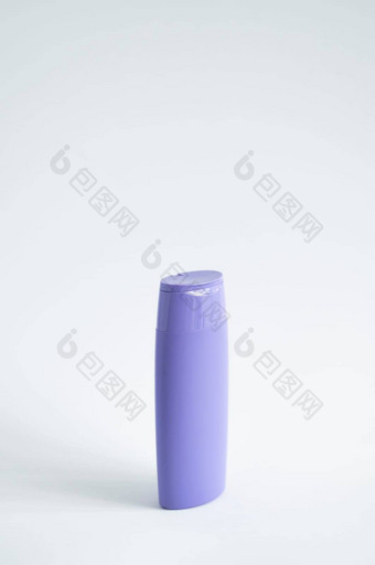 紫罗兰色的塑料瓶身体护理美产品工作室摄影塑料瓶洗发水淋浴过来这里噪音孤立的白色背景