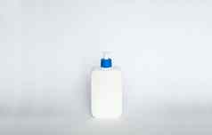 白色液体容器化妆品塑料瓶过来这里乳液奶油洗发水浴泡沫蓝色的自动售货机泵白色背景化妆品包装模型复制空间