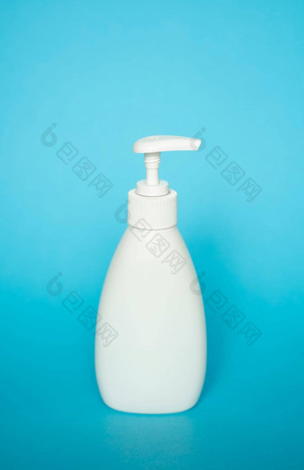 白色液体容器化妆品塑料瓶过来这里乳液奶油洗发水浴泡沫自动售货机泵蓝色的背景化妆品包装模型复制空间