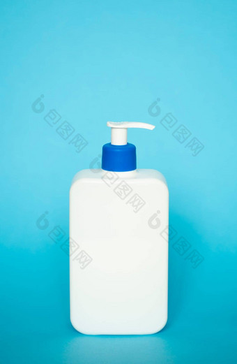 白色未打上烙印的瓶自动售货机孤立的蓝色的背景化妆品包装模型复制空间瓶淋浴过来这里肥皂