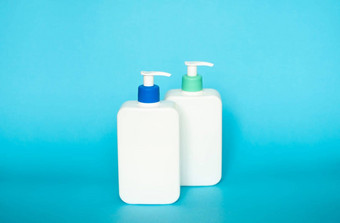 白色未打上烙印的瓶自动售货机孤立的蓝色的背景化妆品包装模型复制空间瓶淋浴过来这里肥皂