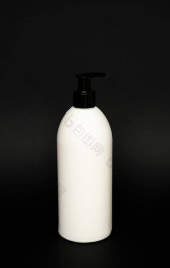 白色未打上烙印的瓶黑色的自动售货机孤立的黑色的背景<strong>化妆品包</strong>装模型复制空间瓶淋浴过来这里肥皂