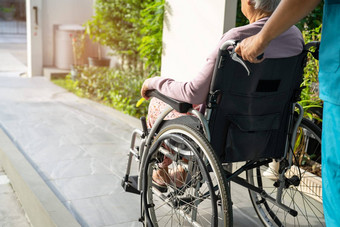 照顾者<strong>护理</strong>亚洲上了年纪的女人病人坐着轮椅斜坡<strong>护理</strong>医院健康的强大的医疗概念