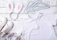 白色马球衬衫兔子耳朵模型设计