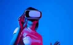 女人白色衬衫穿眼镜集设备探索元宇宙女孩穿耳机互动虚拟现实模拟元宇宙概念