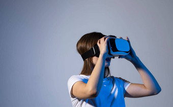 女人虚拟现实护目镜工作项目未来主义的生活方式元宇宙技术概念