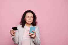 可爱的女人智能手机信贷卡转移钱使在线支付移动应用程序互联网银行