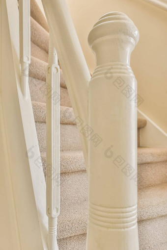 楼梯白色栏杆地毯的楼梯