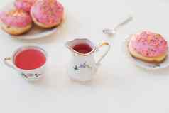 早....早餐色彩斑斓的粉红色的喝甜甜圈白色表格假期生日聚会，派对作文平铺前视图